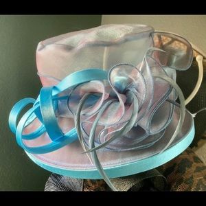 NEW Women’s Iridescent Blue/Purple Feather Bell Hat